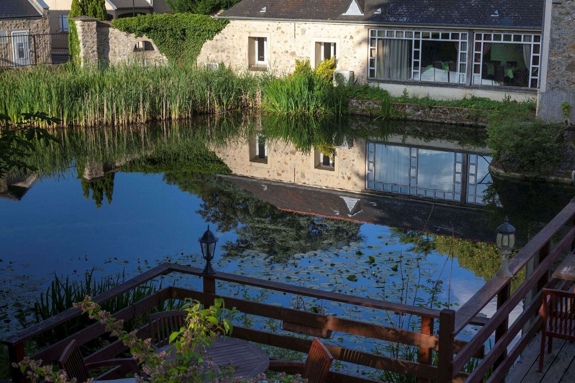 Auberge Du Manet Montigny-le-Bretonneux Eksteriør billede